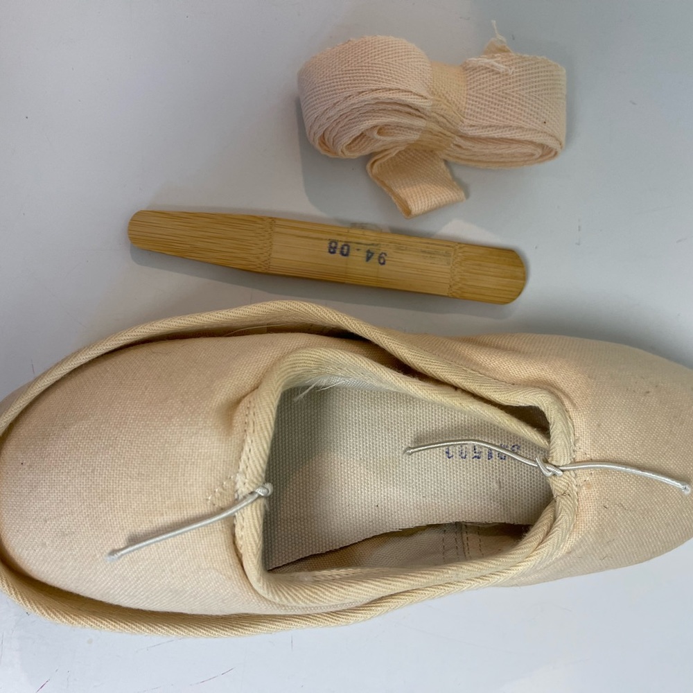Sansha pointe shoes size 8M with ribbon and sticks